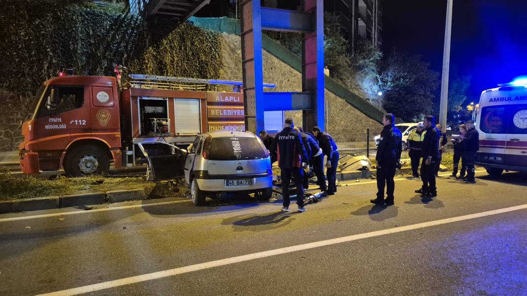 Ereğli Yolu’nda feci kaza! Otomobil üstgeçide saplandı: 2 ölü 5